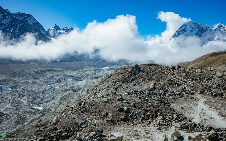 Khumbu Glacier ផ្លូវទៅ Gorakshep, ដើរពី Loboche