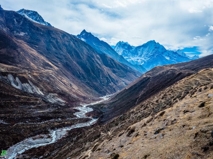 Machhermo on the way from Gokyo to Dole. The water stream between the two valleys is called Dudh Koshi Nadi.