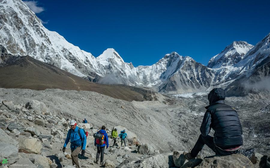 Khumbu Glacier ផ្លូវទៅ Gorakshep, ដើរពី Loboche